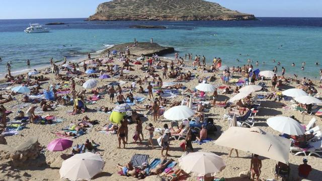 Turistas en Platges de Comte, este verano. | | J.A.RIERA