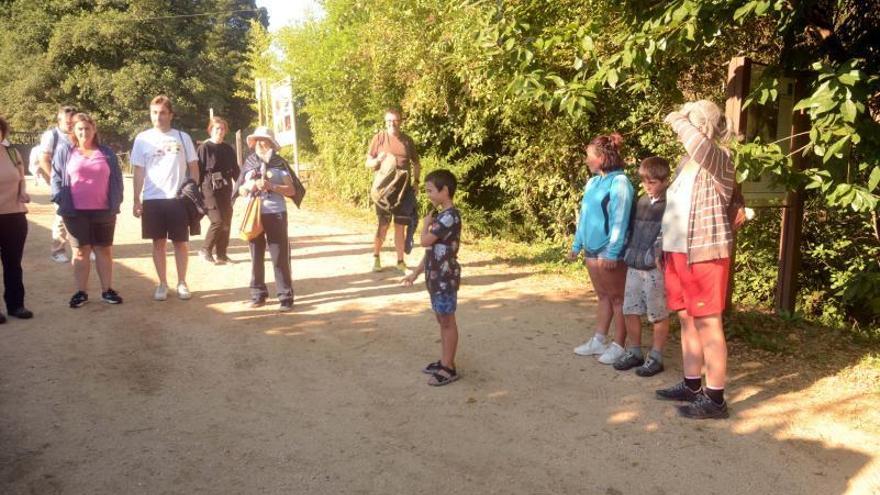 Los participantes hacen una parada al principio del sendero. |   // NOÉ PARGA