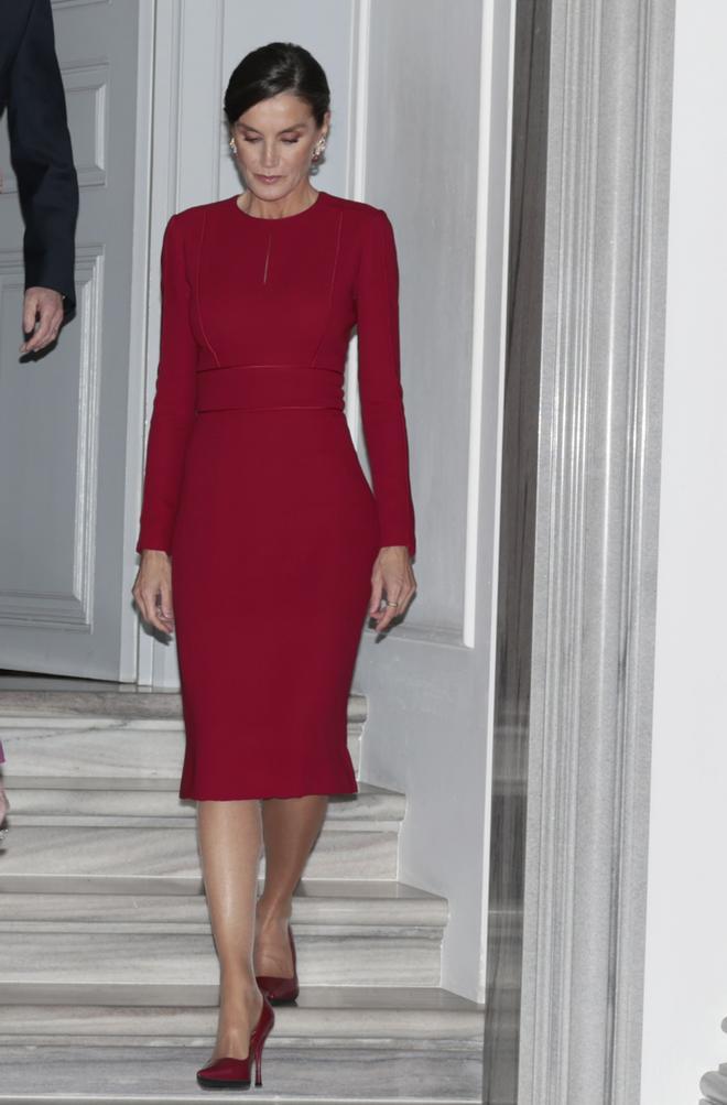 La reina Letizia recupera el color rojo para su viaje de Estado a Dinamarca.