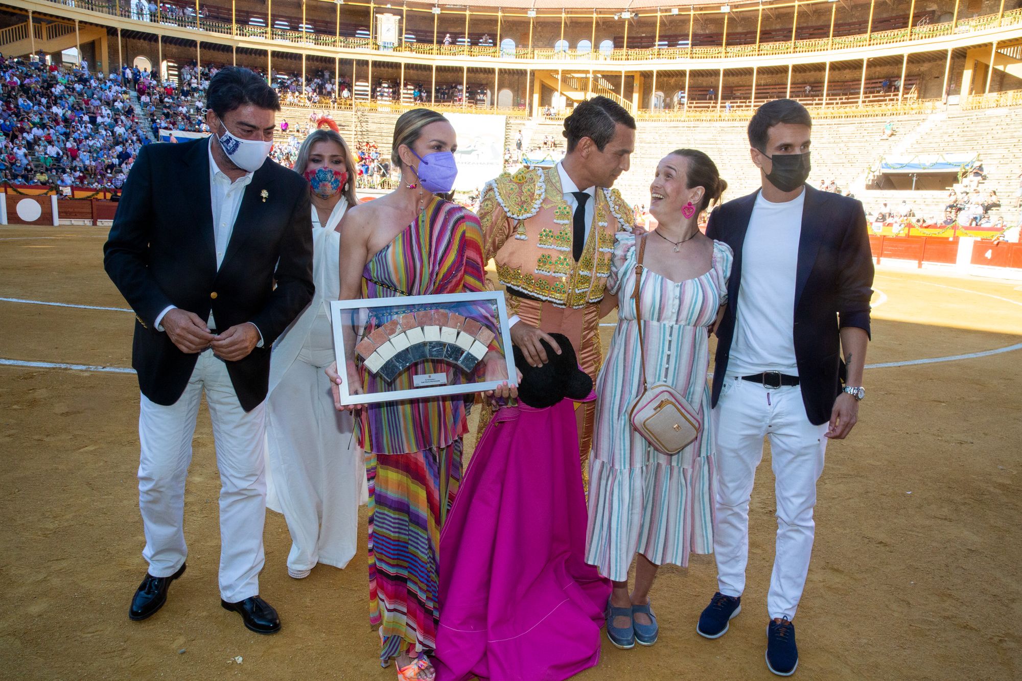 El Juli y Manzanares salen a hombros en la primera tarde de homenaje al maestro de Alicante