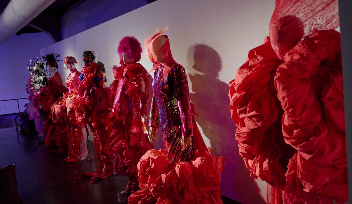 Con esta presentación, compuesta por más de 60 diseños, Megía apunta a un futuro. "organico y mutante".