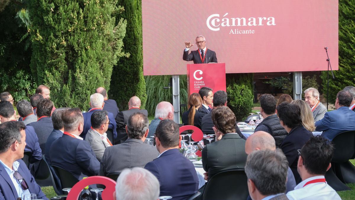 El vicepresidente primero de la Cámara de Comercio de Alicante, Jesús Navarro, durante su intervención.