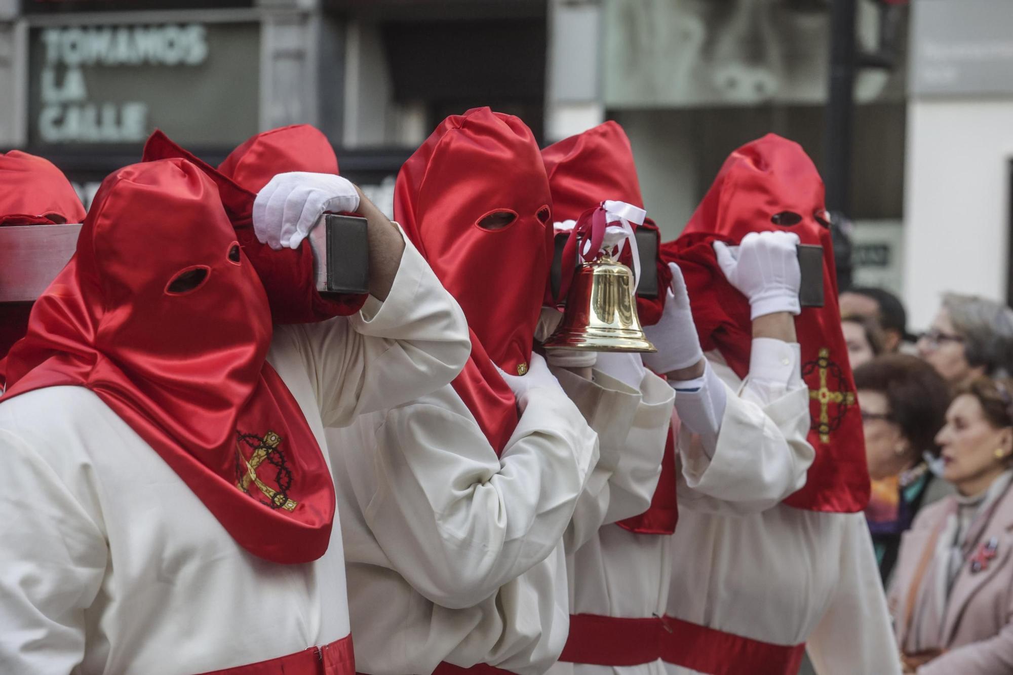 "Toda su vida fue maltratado y finalmente alguien miraba por él": las fotos de la procesión de Jesús Cautivo en Oviedo