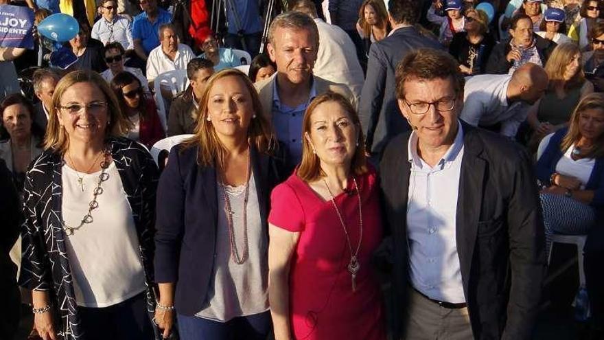 Pastor y Feijóo, en primer término, durante el acto de ayer en Vigo.