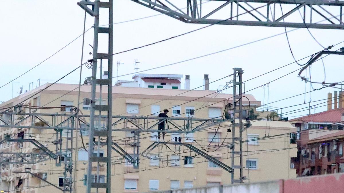 Un hombre se encarama a la catenaria de un tren y obliga a cortar la circulación en València