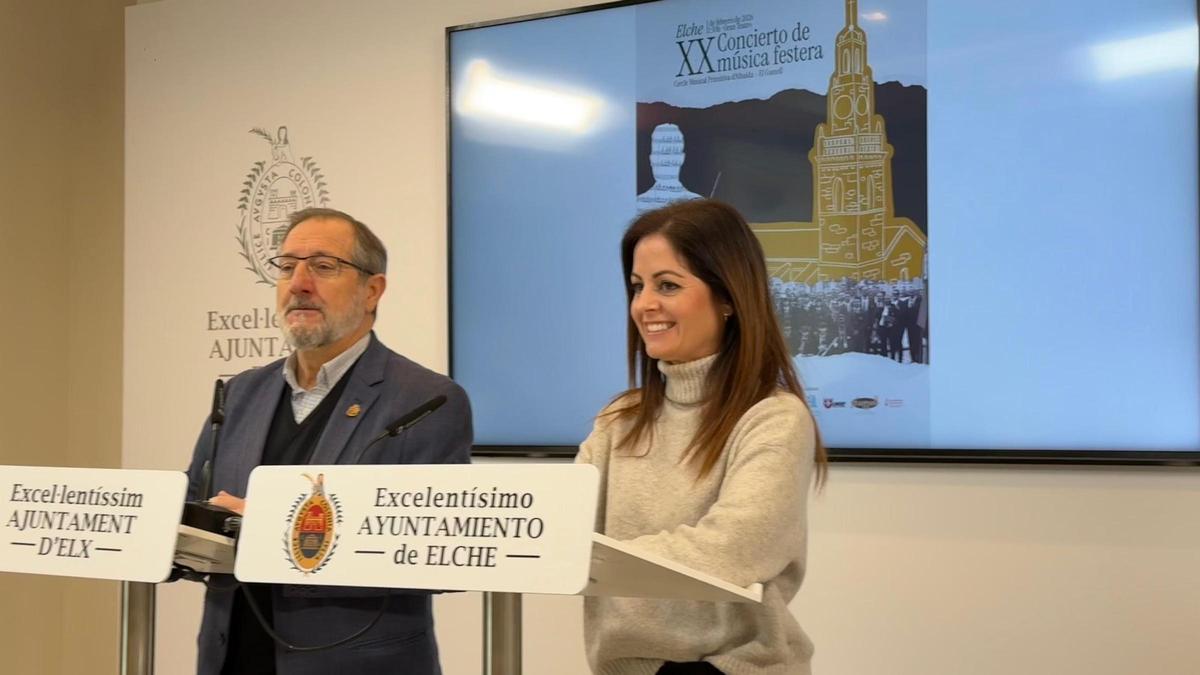 El presidente de los Moros y Cristianos de Elche, Julián Fernández, presenta junto a la edil Inma Mora los actos por el Mig Any