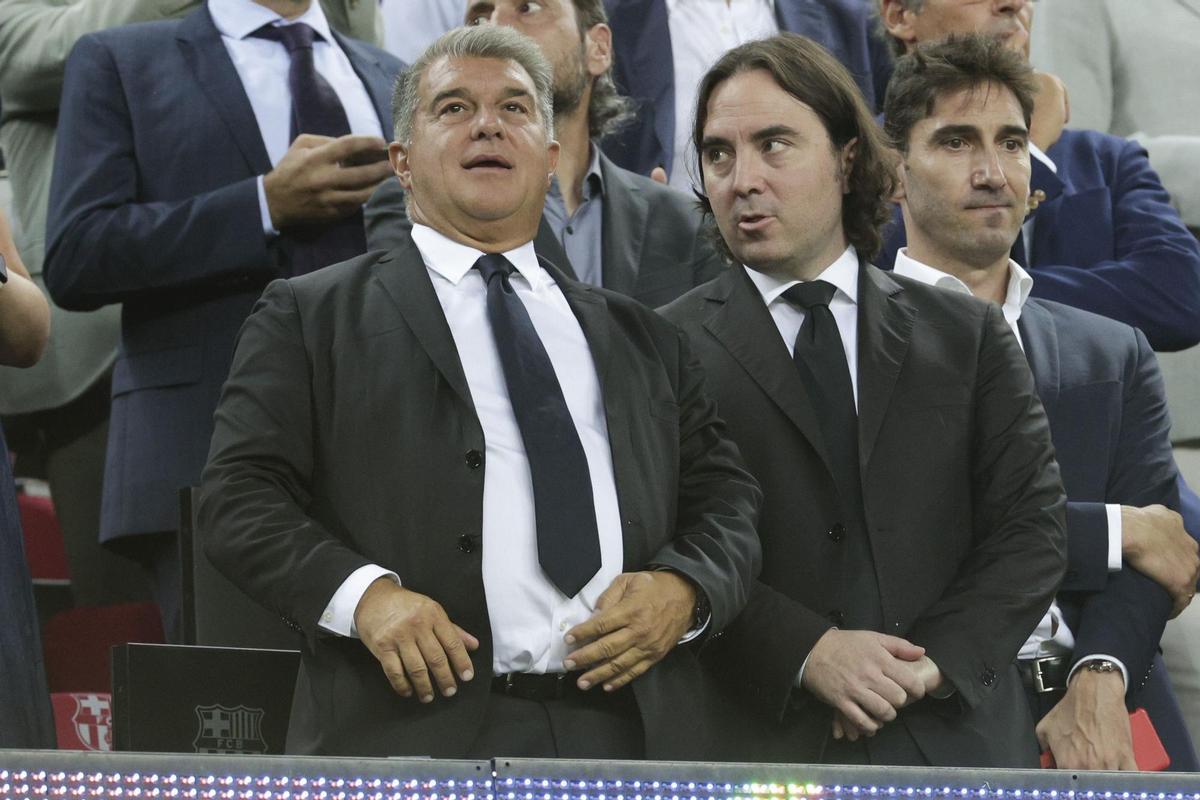 BARCELONA, 13/08/2022.- El presidente del FC Barcelona Joan Laporta (i) conversa con el presidente del Rayo Vallecano Raúl Martín Presa (d), durante el partido correspondiente a la primera jornada de LaLiga que FC Barcelona y Rayo Vallecano disputan hoy sábado en el Camp Nou, en Barcelona. EFE/Quique García