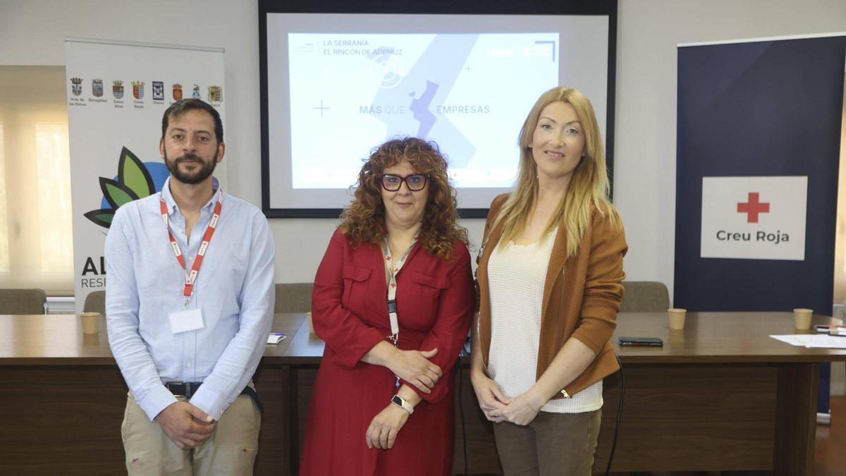 Álvaro Garrido, técnico local de Cruz Roja en Utiel y el Rincón de Ademuz; Amparo Gómez, directora técnica comarcal de Cruz Roja en Alto Turia; y Bea Carrascosa, jefa de producción de Levante TV.
