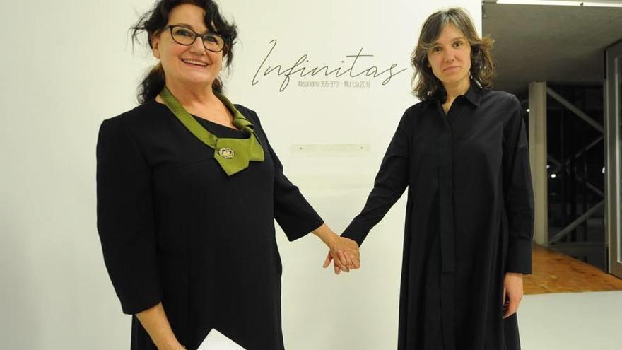Teresa Navarro y Verónica Navarro posan juntas durante la inauguración de la muestra.
