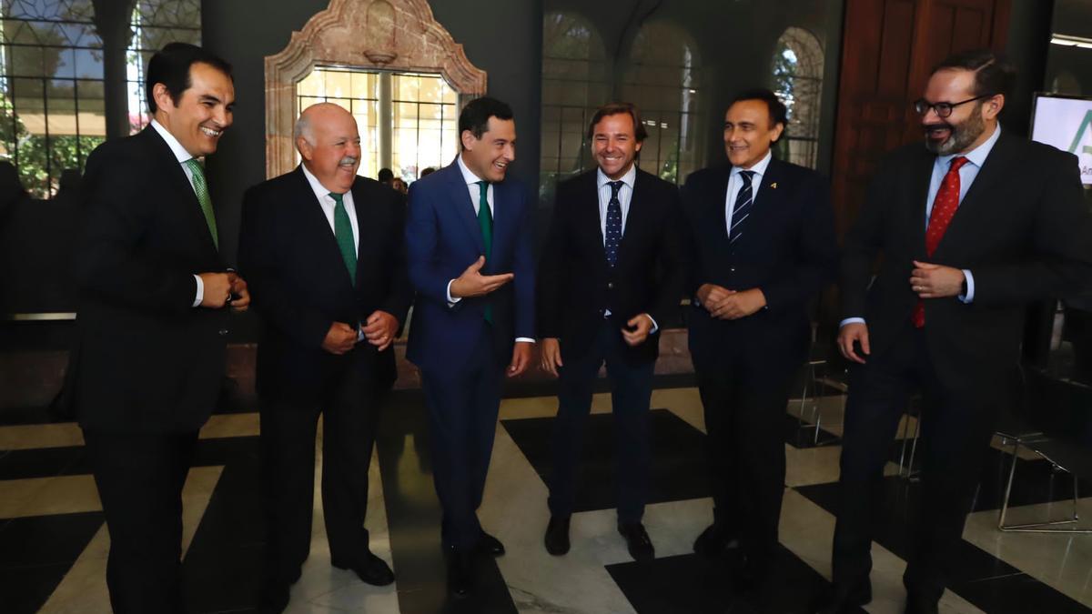Juanma Moreno, en el centro, con Nieto, Aguirre, Repullo, Gómez Villamandos y Molina.