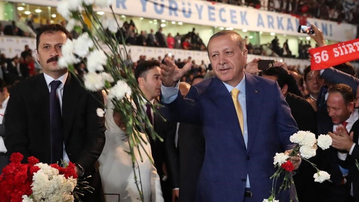 Erdogan da flores a sus seguidores a su llegada al congreso extraordinario del AKP, en Ankara, el 21 de mayo.