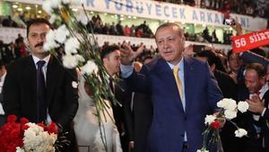 Erdogan da flores a sus seguidores a su llegada al congreso extraordinario del AKP, en Ankara, el 21 de mayo.