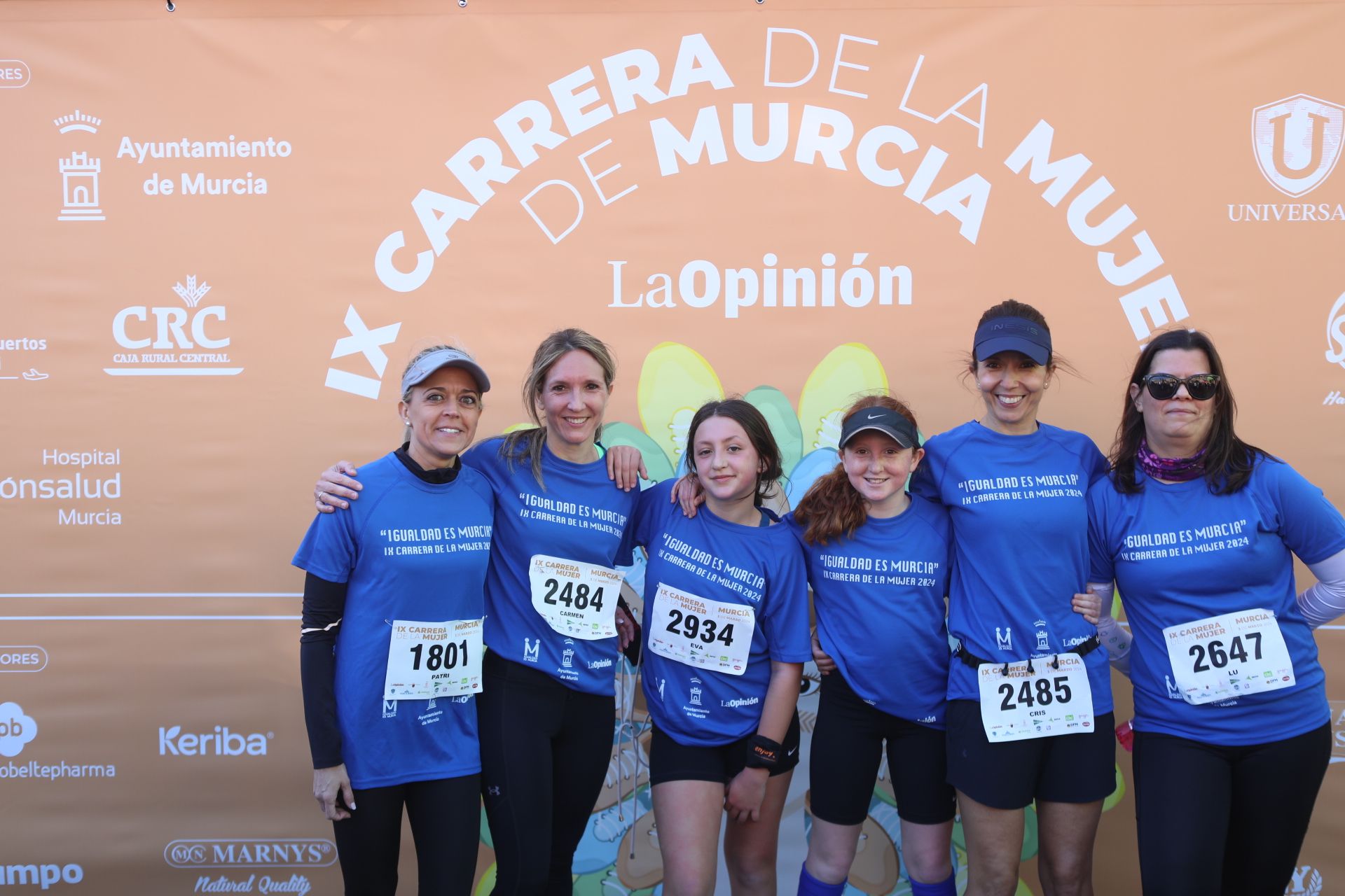 Las participantes posan en el photocall tras finalizar la Carrera de la mujer de Murcia