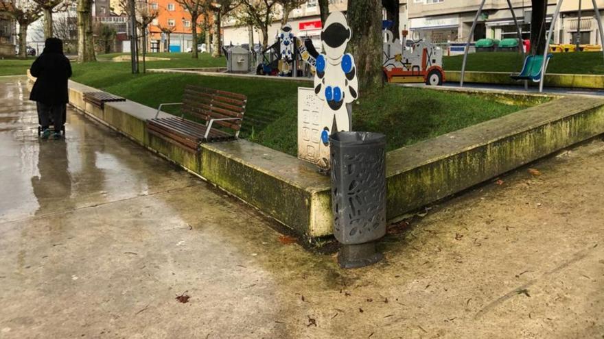 Zonas de paseo, plazas y bancos ofrecen una imagen de suciedad y descuido, que se alía a pintadas y excrementos de aves. |   // ANA CELA