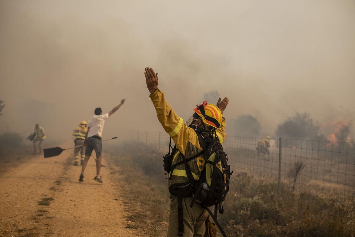 Brigadistas y civiles luchan contra el fuego.Efectivos de bomberos durante el incendio de la Sierra de la Culebra, a 18 de junio de 2022, en Zamora, Castilla y León (España). Este incendio, que continúa en nivel 2 de riesgo, ha calcinado ya cerca de 20.000 hectáreas en el oeste de la provincia y ha obligado a cortar la circulación ferroviaria entre Zamora-Sanabria Alta Velocidad y Madrid-Galicia durante al menos todo el sábado. 18 JUNIO 2022 Emilio Fraile / Europa Press 18/06/2022. ESPAÑA. INCENDIOS FORESTALES. VERANO. TEMPORADA ESTIVAL. FUEGOS. Emilio Fraile;category_code_new;