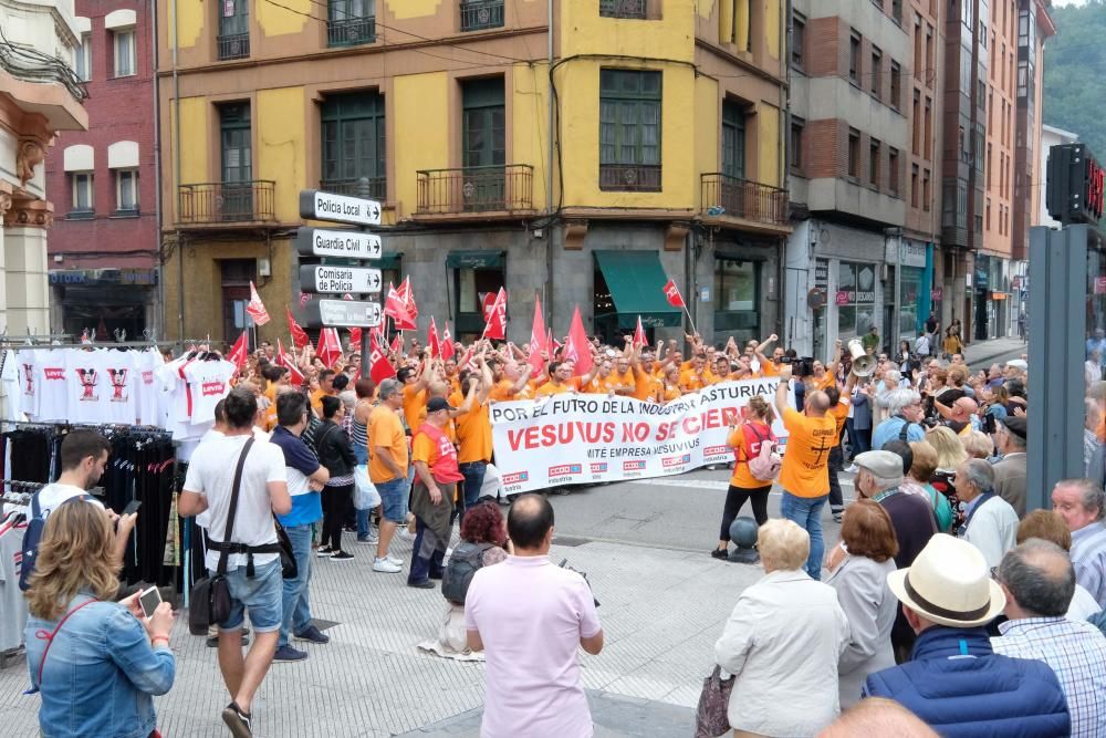 Siete mil personas claman en Langreo contra el cierre de Vesuvius