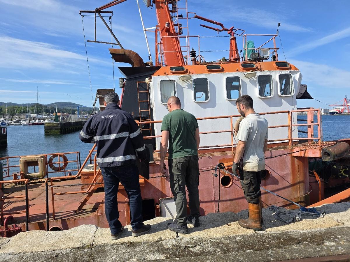 Los inspectores lo revisaron todo antes de autorizar la salida del barco.
