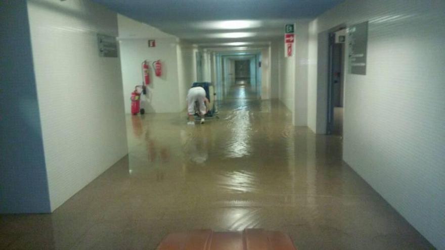 Rescatan a 30 personas atrapadas en sus coches y se inunda parte del Santa Lucía