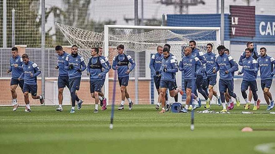 La plantilla del LeganÃ©s, ayer entrenando bajo la lluvia para preparar el partido del prÃ³ximo sÃ¡bado ante el Mallorca.