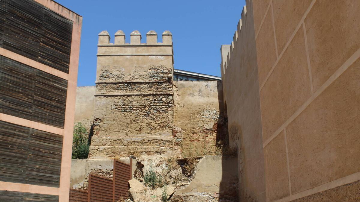 Imagen del derrumbe junto a la Torre de Espantaperros de Badajoz.