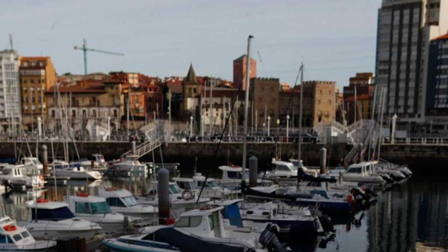 Pipo Prendes, ayer, en el puerto deportivo de Gijón.