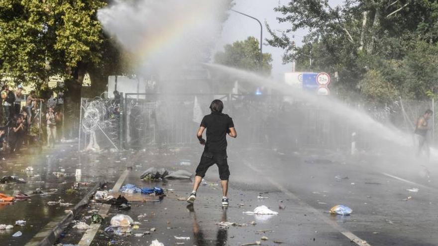 La Policía húngara usa gas pimienta