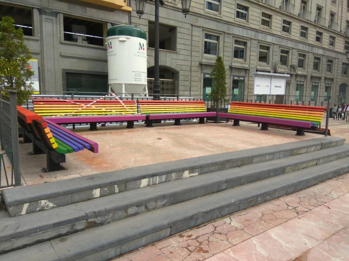 Oviedo vuelve a pintar con el arcoiris los bancos de la Plaza de La Escandalera