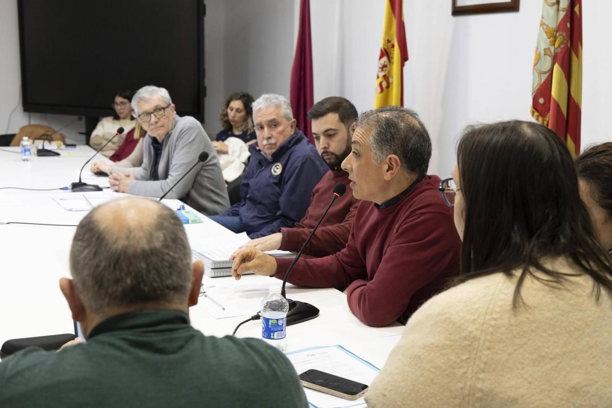 Pleno de la Pobla del Duc sobre la sirena de las 6 de la mañana.