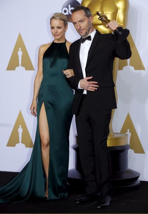 Rachel McAdams posa con Emmanuel Lubezki, ganador a la mejor fotografía por El Renacido