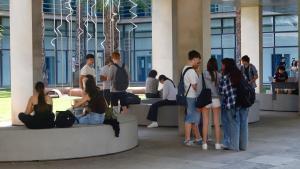 Estudiantes tras un examen de la PAU en la Facultad de Ingeniería Informática de la UPV.