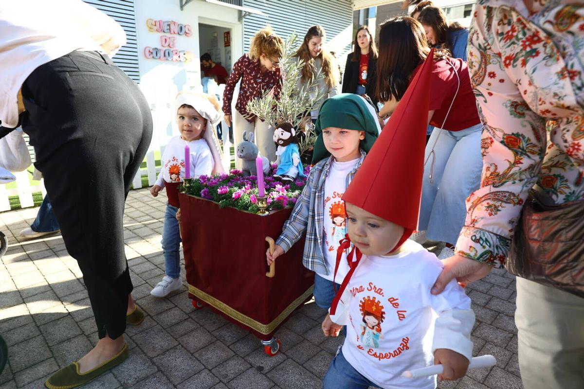 Niños, padres y profesores de varios colegios de la ciudad recorren las calles en el Viernes de Dolores.