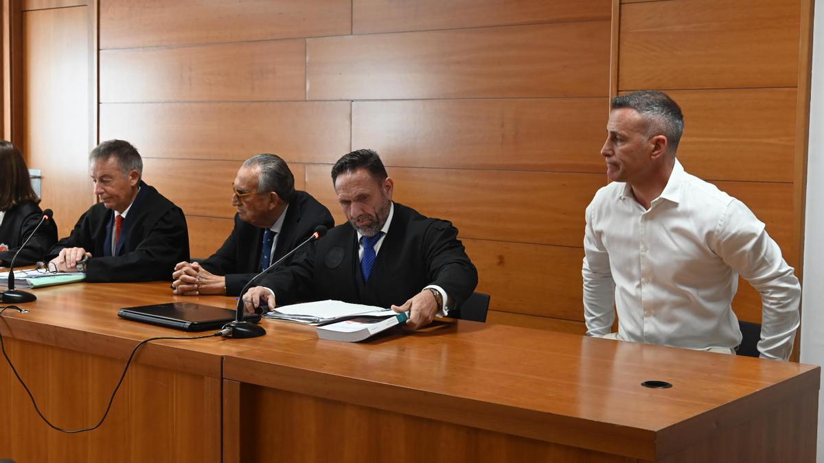 Fabra y Debón, con sus abogados en el primer día del juicio contra ellos en la Audiencia Provincial, en Castelló.