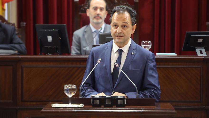 Llorenç Córdoba muestra su cinismo en el Parlament: &quot;Todo va bien&quot;