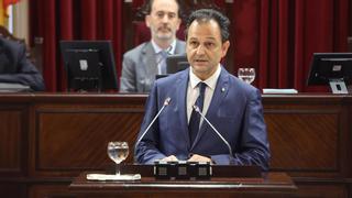 Llorenç Córdoba muestra su cinismo en el Parlament: "Todo va bien"