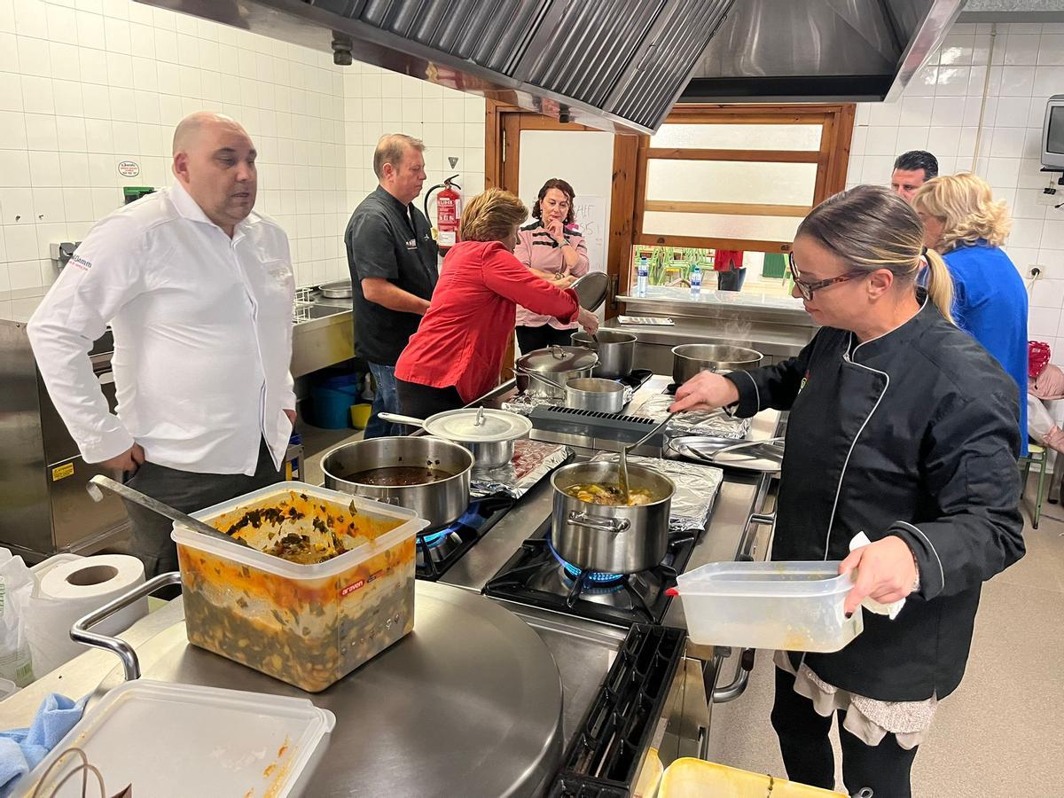 En primer término, Iván Villar, de El Dólar (Oviedo) y Carolina Santiago, de La Caleyuca (Urbiés), durante el cocinado.