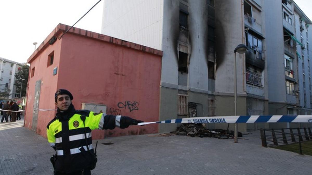 Imagen del edificio afectado por el fuego, en la calle del Avet, en Cornellà del Llobregat.