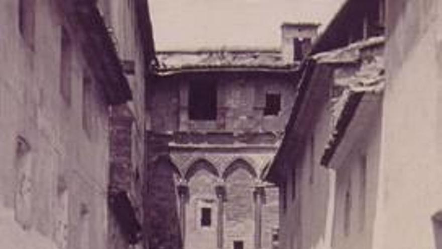 Fotografía antigua del patio del Palau Comtal dels Centelles.