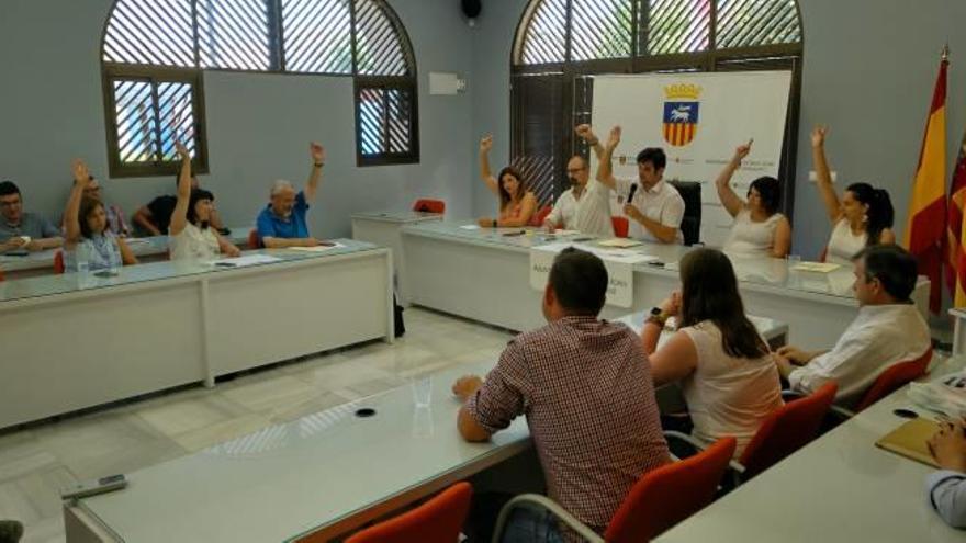 Los concejales del equipo de gobierno votan en contra de la reprobación de los dos ediles.