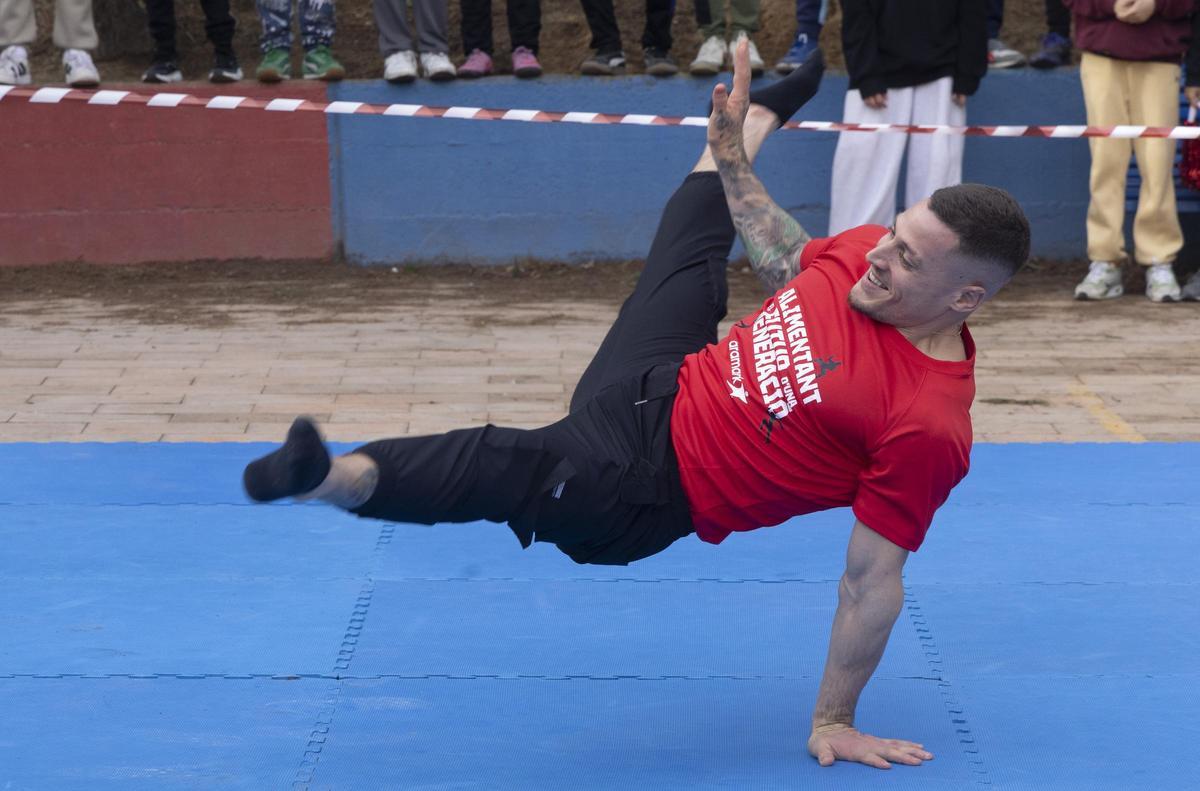 El gimnasta hizo una exhibición a los alumnos en el patio del colegio de La Albufereta
