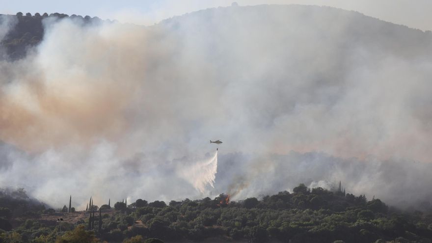 El Infoca activa el plan de preemergencia del incendio y se ordena el desalojo del barrio de Santa Ana de la Albaida