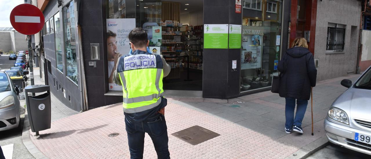 Un policía nacional, ante el edificio donde ocurrió el apuñalamiento.