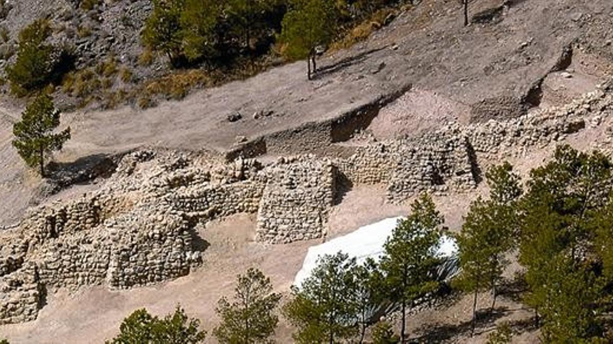 Restos al descubierto de la muralla del yacimiento de La Bastida, en la localidad murciana de Totana.