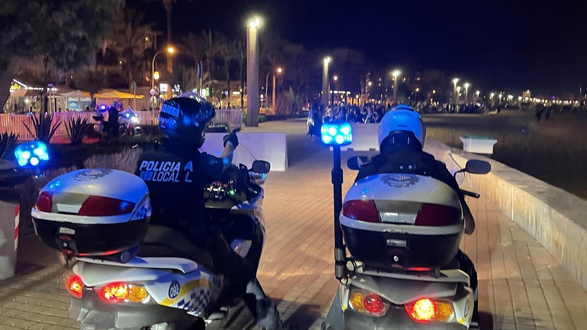 Eine Polizeistreife an der Playa de Palma.