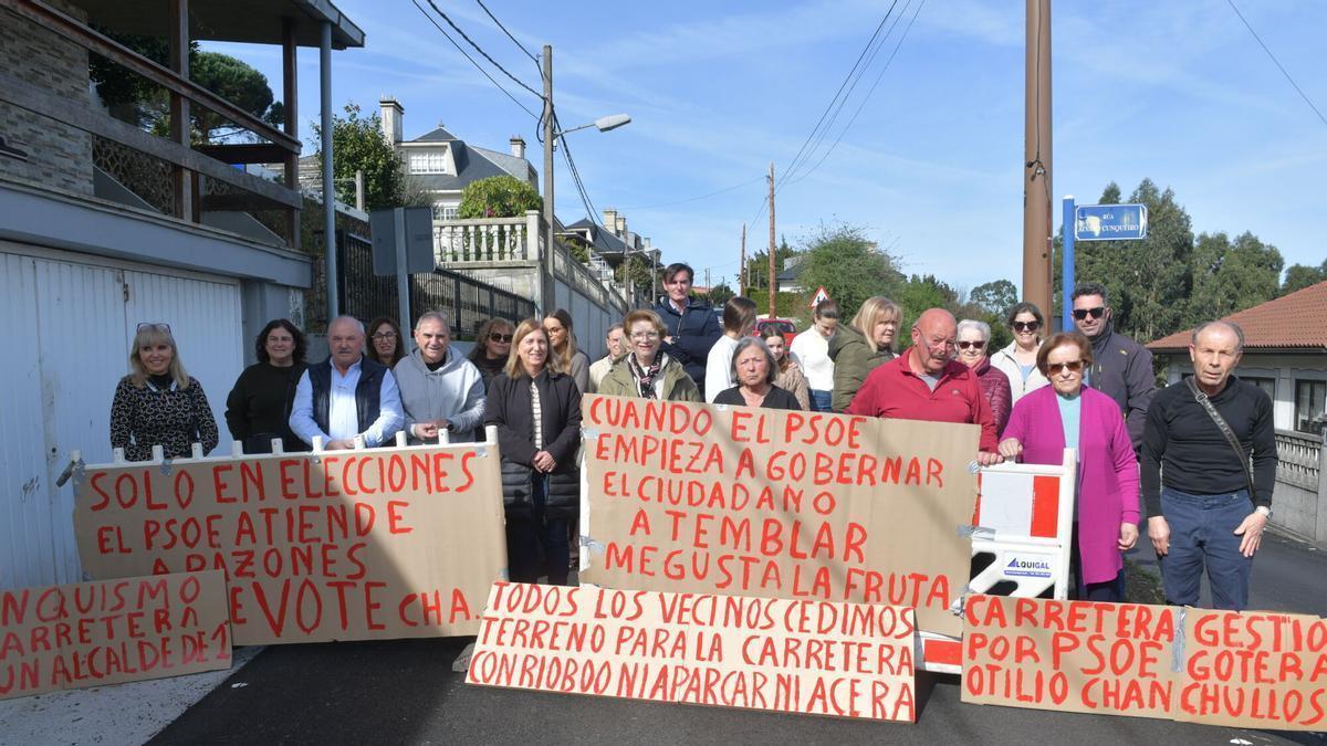 Los vecinos de Monte Alfeirán cortan la carretera en una protesta por las obras