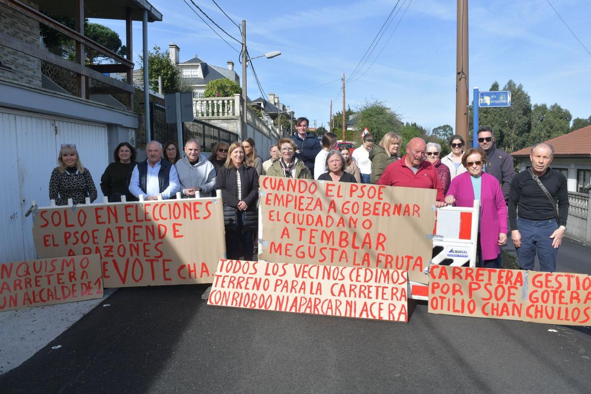 Los vecinos de Monte Alfeirán cortan la carretera en protesta por la falta de aparcamiento