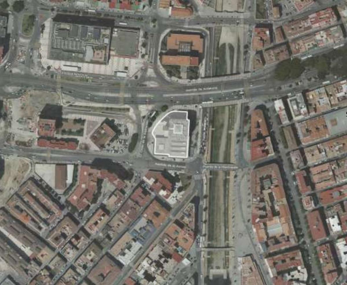 Vista aérea del antiguo edificio de Correos en Málaga, junto a la avenida de Andalucía.