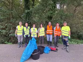 El colectivo As Pedras Galladas retira numerosos residuos del río Trabe durante una jornada de limpieza en Culleredo