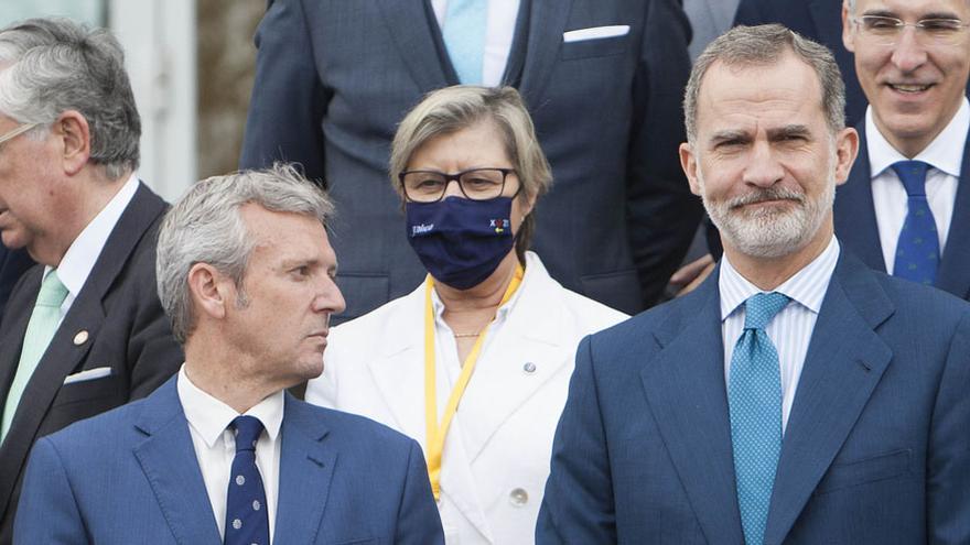 Alfonso Rueda, junto a Felipe VI durante un foro celebrado en Galicia.