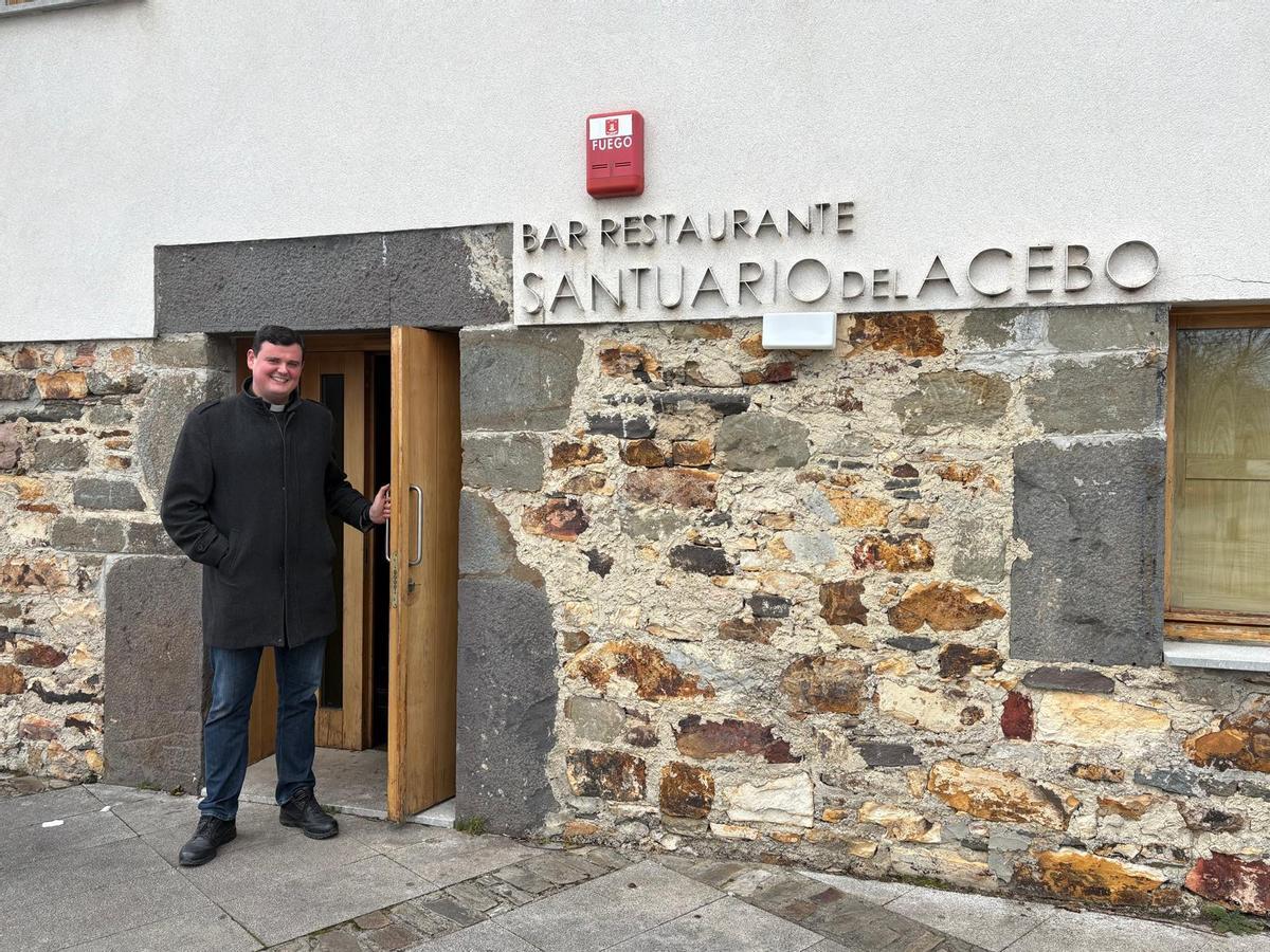 Juan José Blanco en la puerta de entrada al bar-restaurante del Acebo.