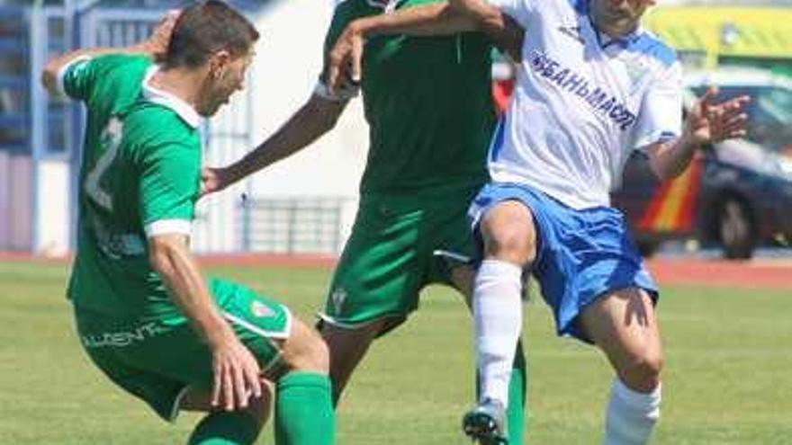 Sergio Narváez intenta controlar el esférico entre dos jugadores del cuadro algecirista.